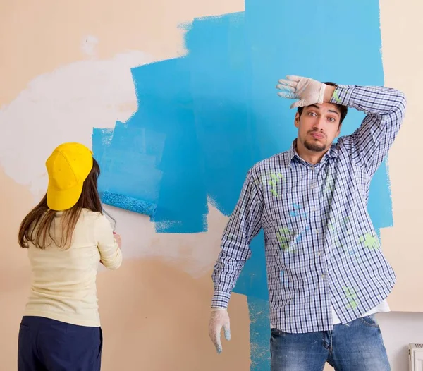 Husband and wife doing renovation at home — Stock Photo, Image