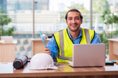 Ofiste çalışan genç erkek mimar.