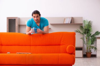 Genç erkek öğrenci salgın sırasında evde oturuyor.