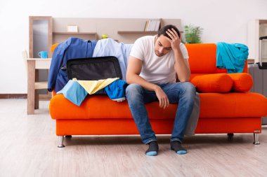 Genç öğrenci eve gitmek için hazırlanıyor.