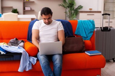 Genç öğrenci eve gitmek için hazırlanıyor.