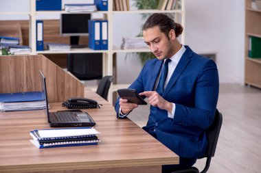 Ofiste çalışan genç bir muhasebeci.