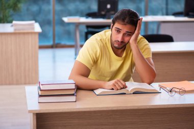 Sınavlara hazırlanan genç bir erkek öğrenci.