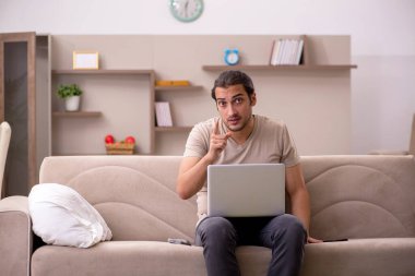 Evde çalışan genç bir erkek serbest yazar.