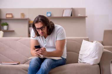 Evde sınava hazırlanan genç bir erkek öğrenci.