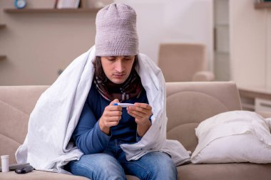 Genç adam evde acı çekiyor.