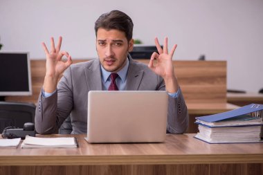 Ofiste çalışan genç işadamı.