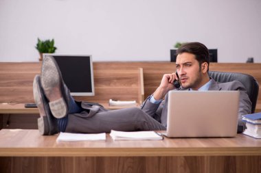 Ofiste çalışan genç işadamı.