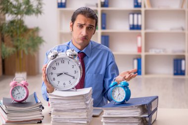 Zaman yönetimi konseptinde genç erkek çalışan