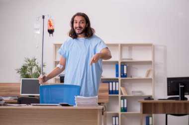 Kan nakli konseptinde genç hasta erkek çalışan.