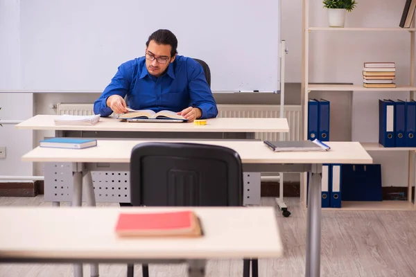 Junger männlicher Lehrer vor Whiteboard — Stockfoto