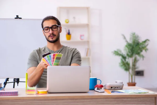 Joven diseñador masculino trabajando en la oficina — Foto de Stock