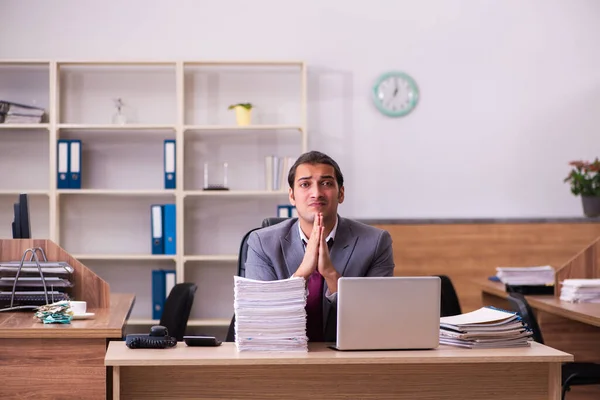 Jeune employé masculin extrêmement fatigué avec un travail excessif — Photo