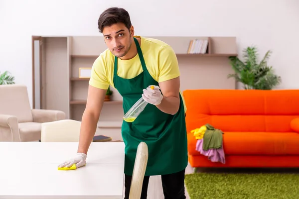 Fiatal férfi vállalkozó takarítja a házat beltérben — Stock Fotó