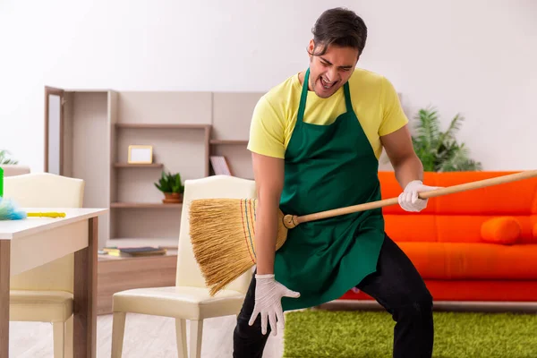 Jonge mannelijke aannemer schoonmaken van het huis binnen — Stockfoto