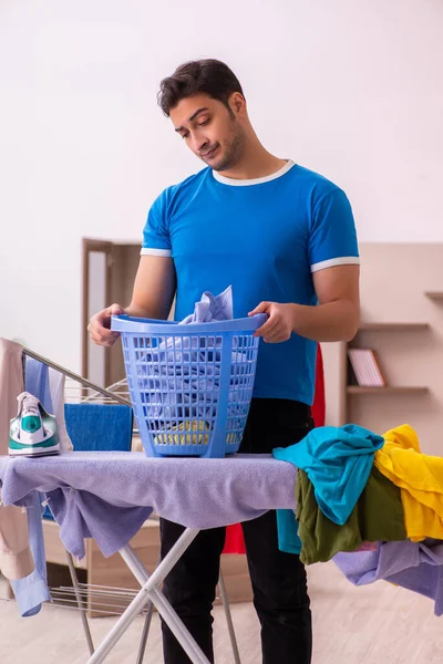 Joven marido haciendo planchado en casa — Foto de Stock