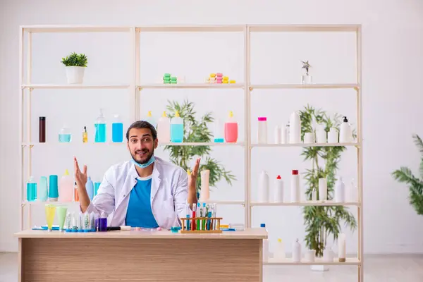 Jóvenes hombres químicos probando jabón en el laboratorio — Foto de Stock