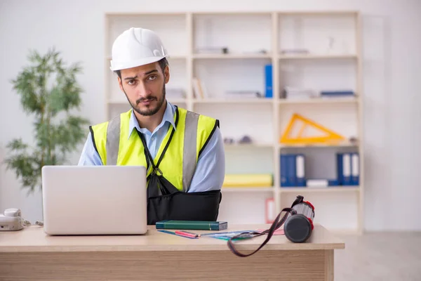 Joven brazo herido arquitecto masculino que trabaja en la oficina — Foto de Stock