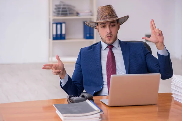 Fiatal cowboy üzletember dolgozik a munkahelyen — Stock Fotó