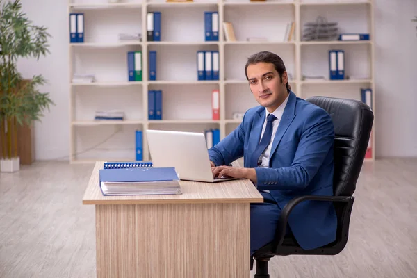 Joven empleado masculino sentado en la oficina — Foto de Stock