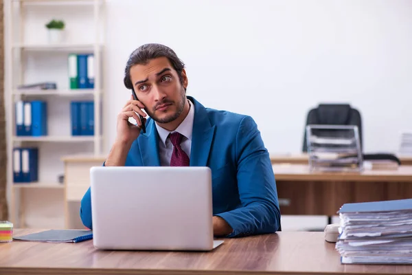 Junge männliche Mitarbeiter am Arbeitsplatz — Stockfoto