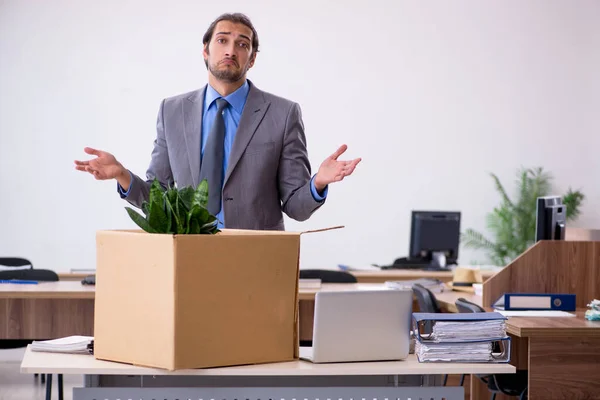 Joven empleado siendo despedido de su trabajo — Foto de Stock