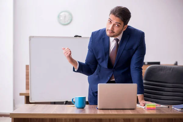 Jovem e bonito empregador no conceito de teleconferência — Fotografia de Stock