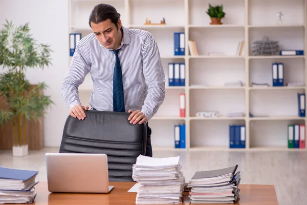 Junge männliche Angestellte unzufrieden mit exzessiver Arbeit im Büro — Stockfoto