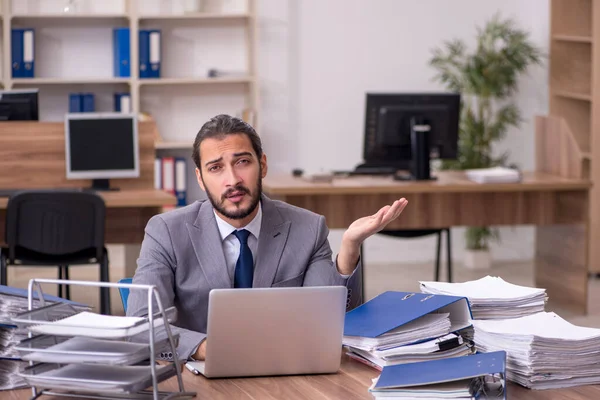 Junge Geschäftsmann Mitarbeiter unzufrieden mit übermäßiger Arbeit in der der — Stockfoto