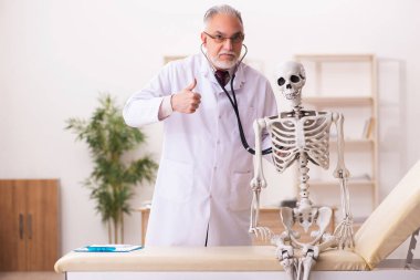 Ölü hasta yaşlı erkek doktoru ziyaret ediyor.