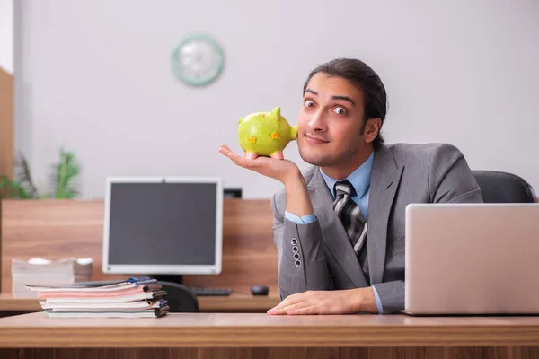 Joven empleado masculino en concepto de jubilación —  Fotos de Stock