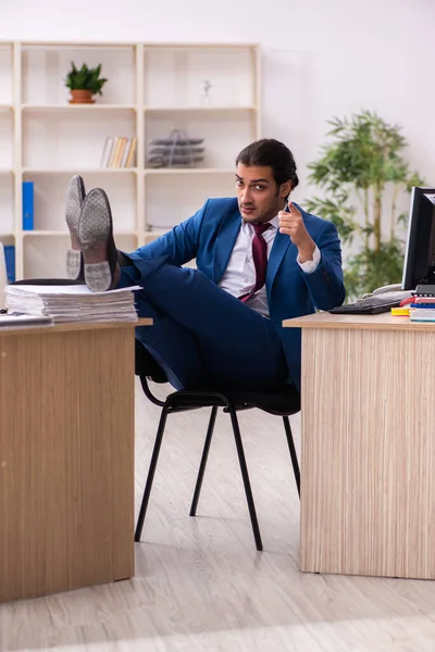 Joven empleado masculino en concepto de multitarea —  Fotos de Stock