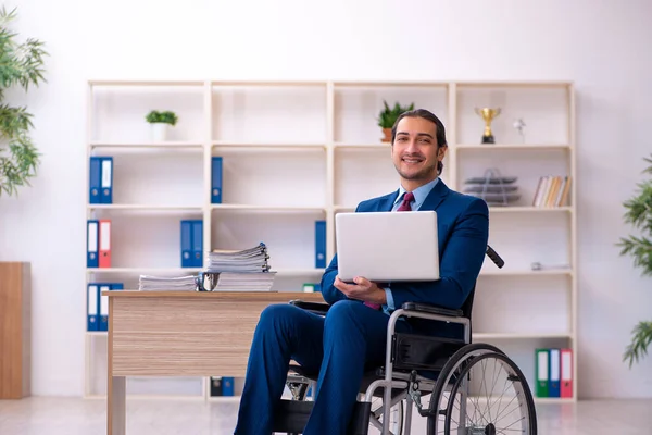 Junge behinderte Angestellte im Büro — Stockfoto