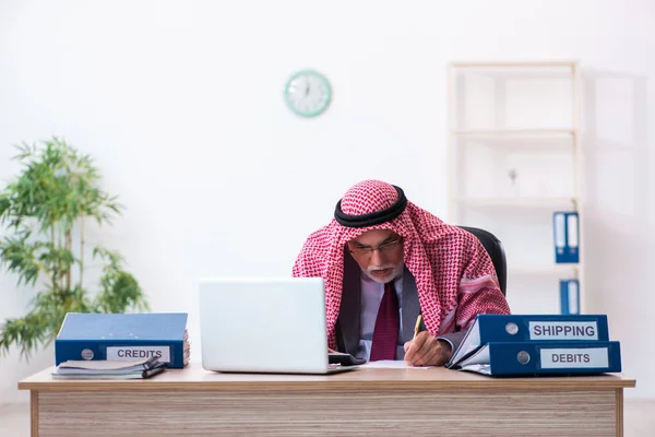 Férfi arab könyvelő rendkívül fáradt a túlzott munka — Stock Fotó
