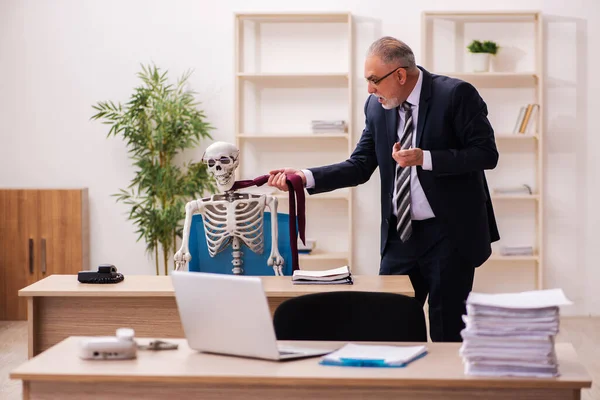 Dead employee working in the office — Stock Photo, Image