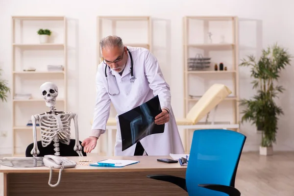 Paciente muerto visitando viejo médico radiólogo — Foto de Stock