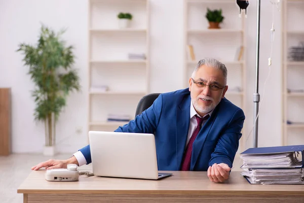 Gammal manlig anställd i blodtransfusionskoncept — Stockfoto