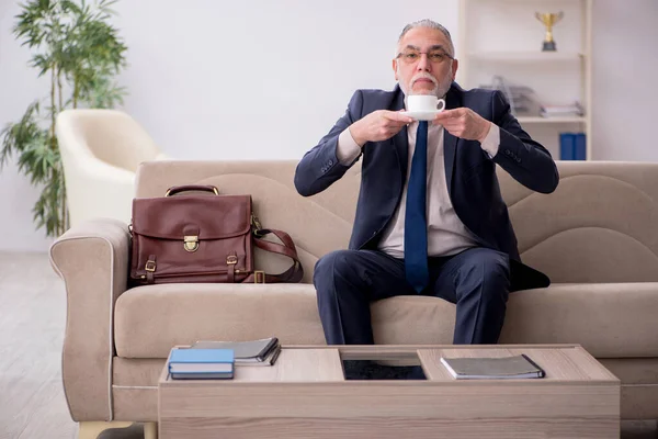 Old businessman employee waiting for business meeting — Stock Photo, Image