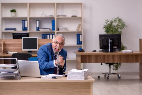 Oud zakenman werknemer na ongeval werken in het kantoor — Stockfoto