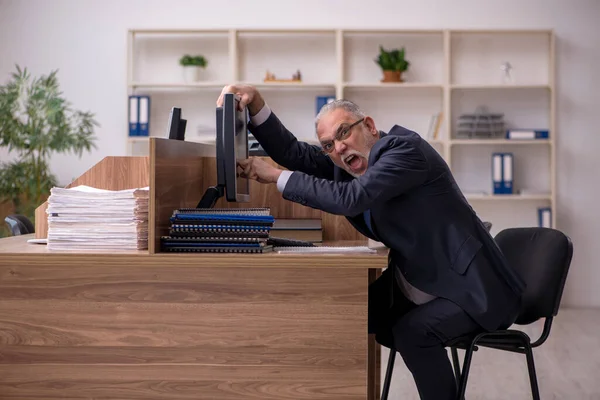 Velho empregador masculino e muito trabalho no escritório — Fotografia de Stock