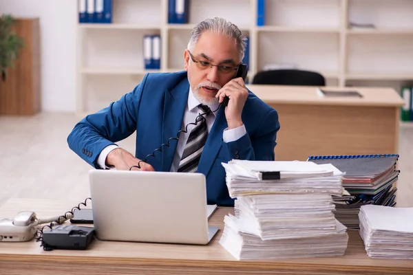 Alte männliche Angestellte und zu viel Arbeit im Büro — Stockfoto