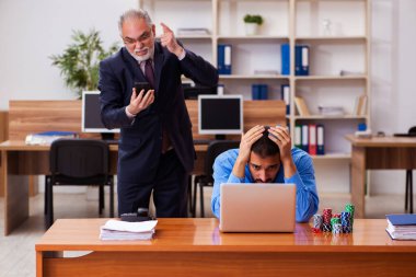 Kumar konseptinde iki erkek çalışan.