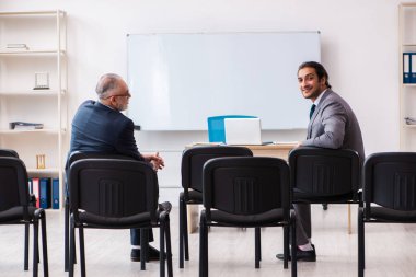 Sınıfta salgın konseptinde iki işadamı var.