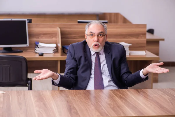 Alter Geschäftsmann Mitarbeiter sitzt im Büro — Stockfoto