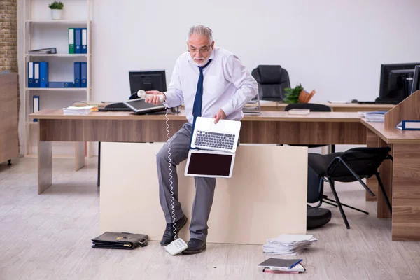 Antiguo empleado de negocios en concepto de bancarrota en la oficina —  Fotos de Stock