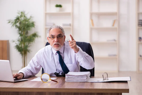 Vieil homme d'affaires employé dans le concept de planification budgétaire — Photo