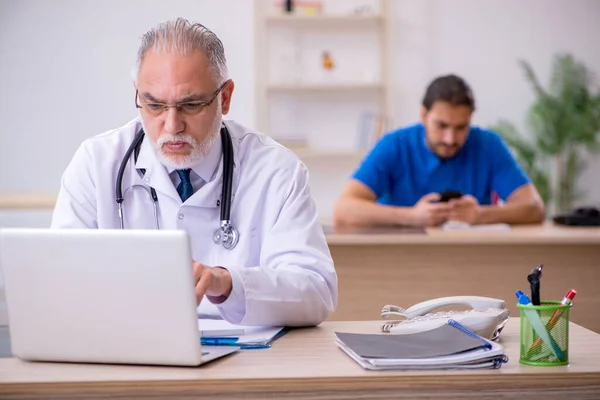 Zwei Ärzte arbeiten in der Klinik — Stockfoto