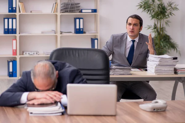 Två anställda som sitter på arbetsplatsen — Stockfoto