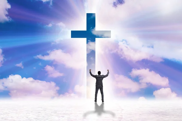 Koncepcja religijna z krzyżem i samotnym człowiekiem — Zdjęcie stockowe