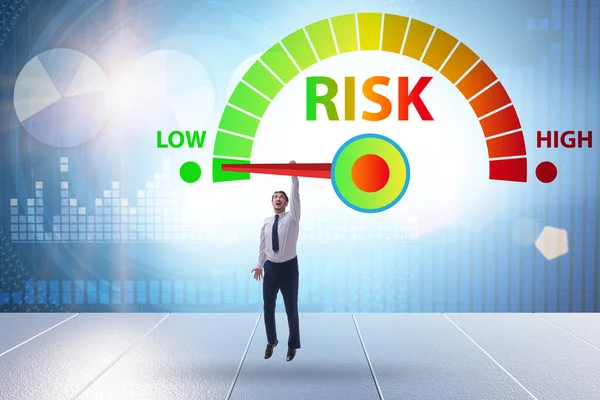Empresário no conceito de medição e gestão de riscos — Fotografia de Stock